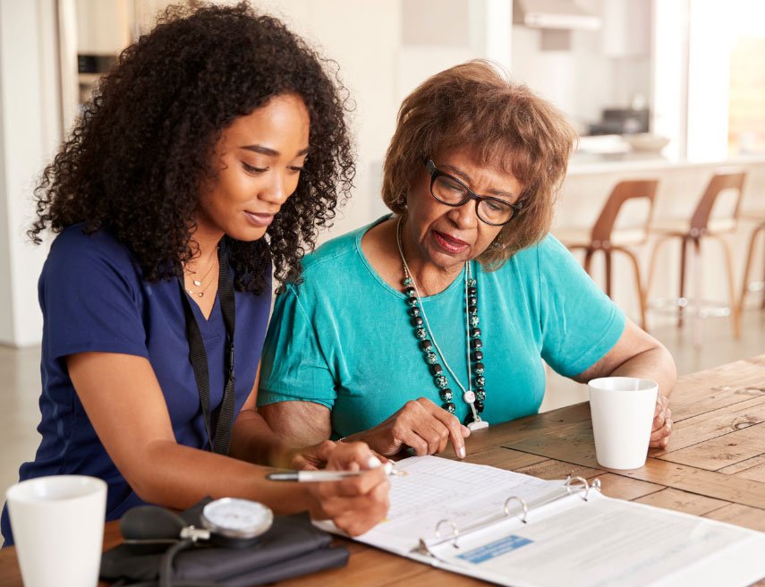 Dos mujeres miran juntas un contrato.