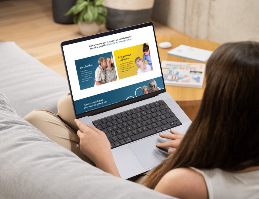 una mujer mira un ordenador donde aparece la web de Clara en Red