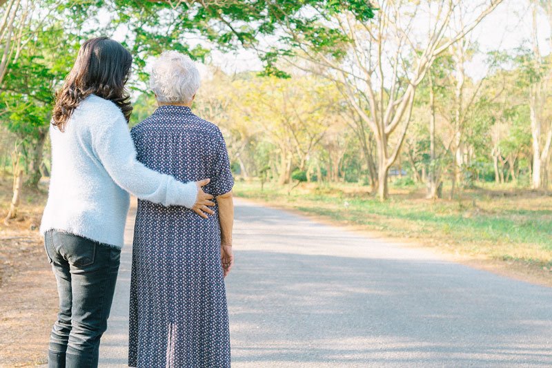 Ir a Cómo acompañar a un ser querido cuando llega una persona cuidadora