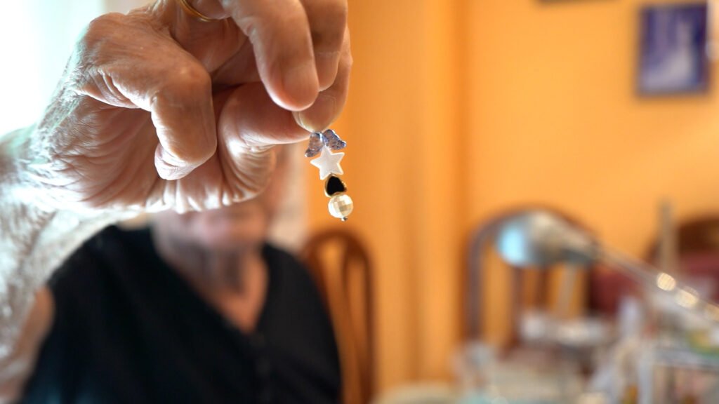 Mateo muestra un pendiente.