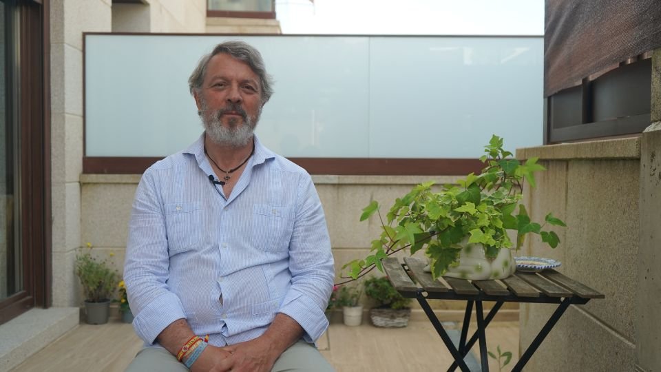 Retrato de Aníbal sentado en el patio.