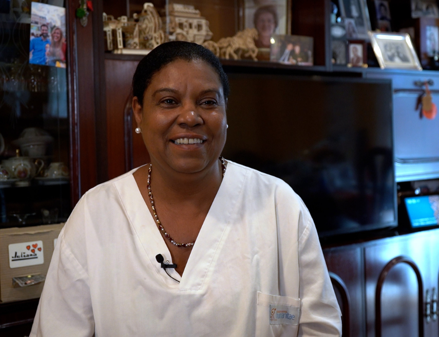 Retrato de Carmen en un salon