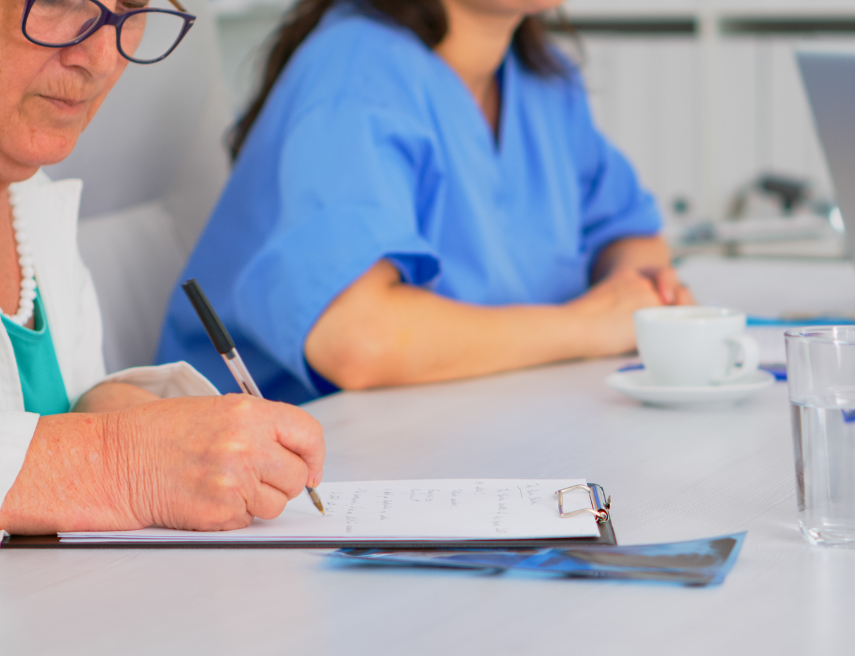 Persona cuidadora tomando notas en una formación.